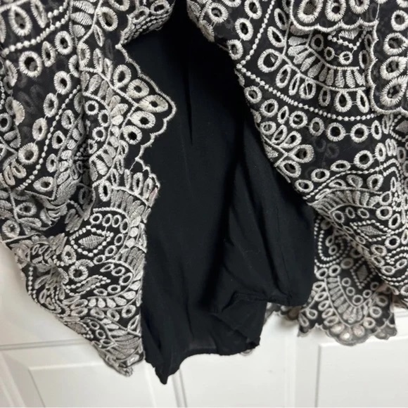 AKEMI + KIN ANTHRPOLOGIE Black White Floral Eyelet Embroidered Mini Dress Size 6 - Picture 9 of 12